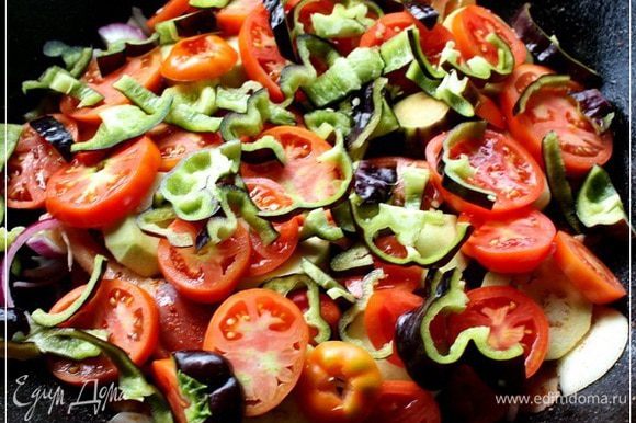 Потом укладываем слой помидоров, так чтобы мясо было полностью прикрыто и перцев тех самых, которые болгарскими называют.