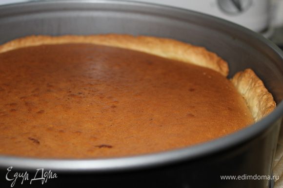 Раскатать тесто, уложить в 24 см разъёмную форму застеленную пергаментом, сформировать бортики. Выложить крем и выпекать 45 мин примерно на 180 градусов. Дать остыть пирогу немного.