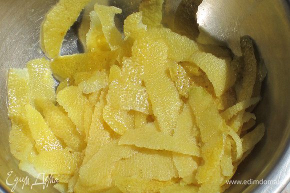 Аккуратно снять цедру с лимонов (я делаю это с помощью овощечистки), нарезать.