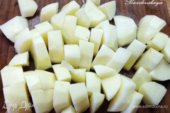 Картофель помыть, почистить и нарезать крупными кусочками. Добавить в гуляш вместе с мякотью помидоров.