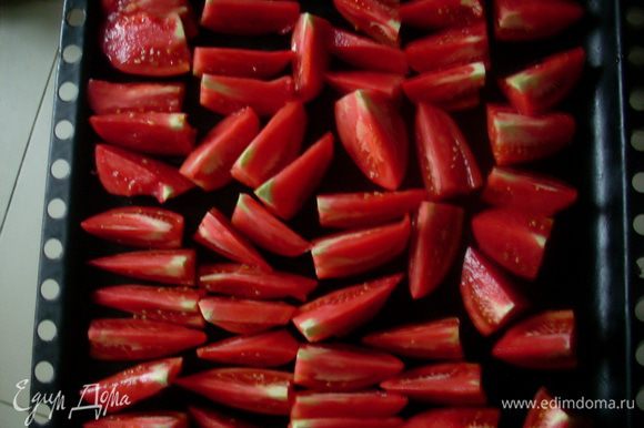Вымыть помидоры. Нарезать их дольками, чтобы можно было разложить для просушивания вниз кусочком кожуры, так они не прилипают к противню.