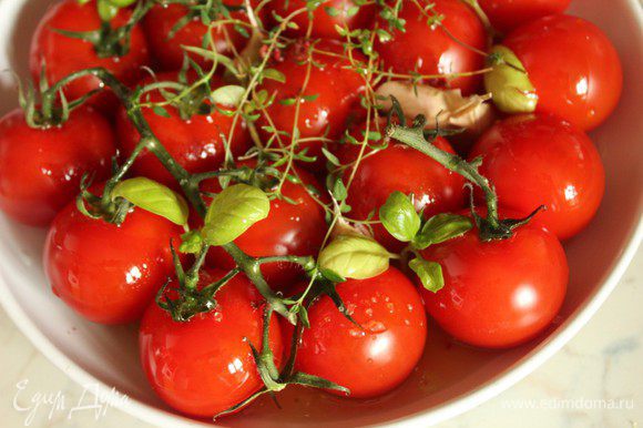 Посыпать помидоры перцем и щедро полить оливковым маслом.