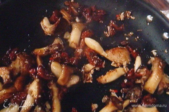 Когда луковые запахнут, добавить мелко порезанные вяленые томаты, посолить, поперчить, добавить ложку меда, влить бульон, потушить грибы, пока не выпарится вся жидкость.