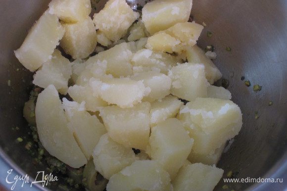 Картофель отварить, нарезать кубиками.