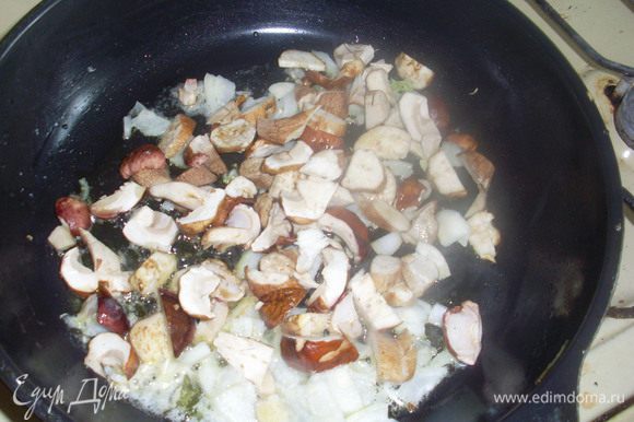 Нарезать лук, чеснок и грибы. Обжарить их на сливочном масле. когда грибы зазолотятся, посолить, поперчить и добавить сметану. Прогреть до закипания сметаны.