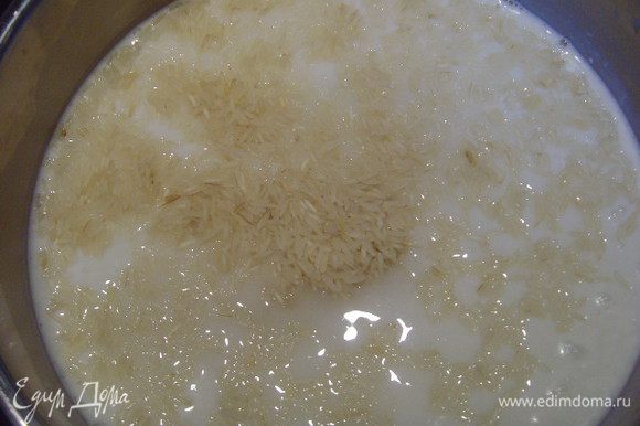 Рис отварить в оставшейся половине баночки кокосового молока, разбавленного водой ( до необходимого кол- ва жидкости в соответствии 1: 2 ) с добавлением соли, сахара и чуточки имбиря.