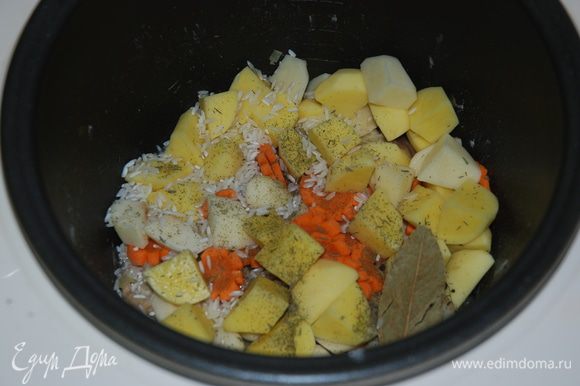 Забрасываем туда же в кастрюльку - порезанный картофель, крупу, приправы, добавляем воду или булъйон до верхней отметки
