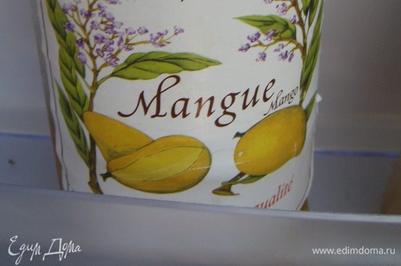 В воду (1/3 ст.) добавить манговый сироп для коктейлей (~2ст.л.), лимонный сок (1 ст.л.), этим пропитать наши кексы (по 1-2 чайной ложечки, можно добавить алкоголь, но это по желанию, и конечно, если это не будут есть дети)