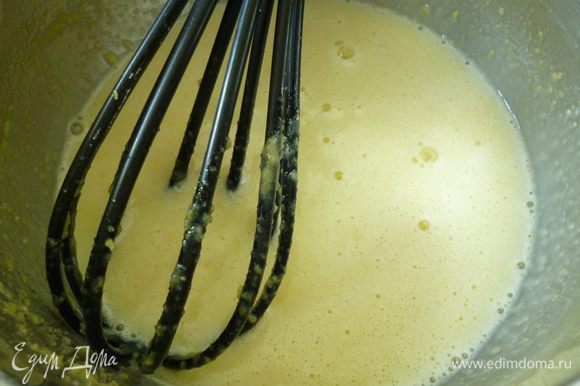 Приготовить заварной крем: желтки отделить от белков. Муку смешать с сахаром, добавить к желткам. От общего количества молока отделить 100 мл, и хорошо растереть с желтками, мукой и сахаром с помощью венчика.
