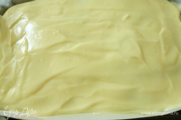 Распределить крем по поверхности пирога. Поставить пирог в холодильник на 1-2 часа.