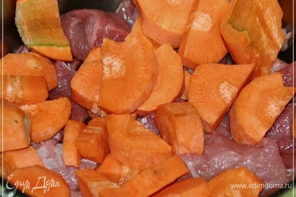 Морковку поверх мяса укладываем.