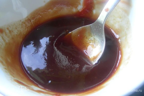 Кетчуп смешиваем с соевым соусом. Регулируем соус по вкусу (более сладкий или более соленый).