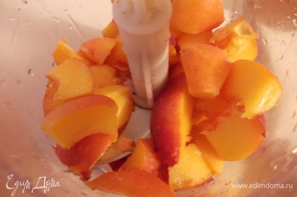 Приготовить пюре из персика и черники, с помощью блендера.
