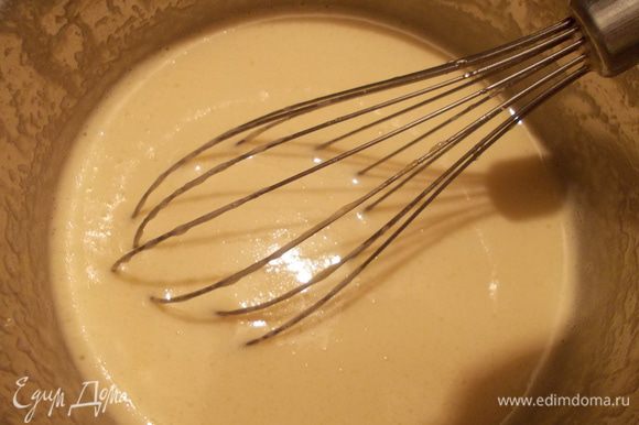 Не переставая взбивать желтки вливаем тонкой струйкой горячий желатин с горячим мёдом.