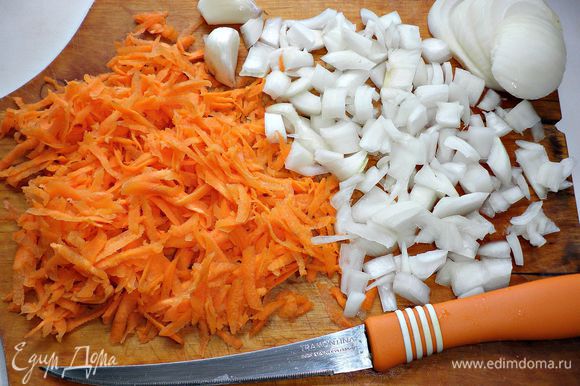 Тем временем измельчаем лук, натираем на крупной тёрке морковь. Всё вместе слегка обжариваем на растительном масле.