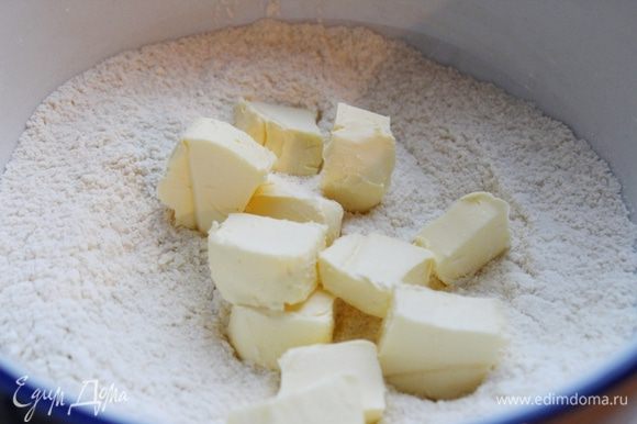 В миске смешать вилкой муку с сахаром и маслом. Убрать тесто в холодильник на 5-7 минут.