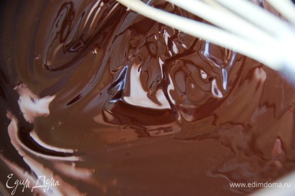 Шоколад и масло растопить на паровой бане. К яйцам добавить шоколад, перемешать лопаткой.