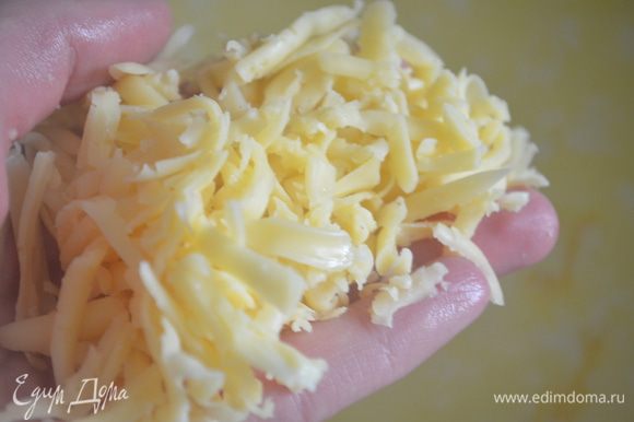 добавляем 2/3 сыра в соус, перемешиваем. Выливаем его в форму, в которой будем запекать нашу пасту.