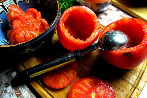 Срезать верхушки помидоров и перцев, чтобы использовать в будущем в качестве «крышки». Ложечкой вынуть мякоть.