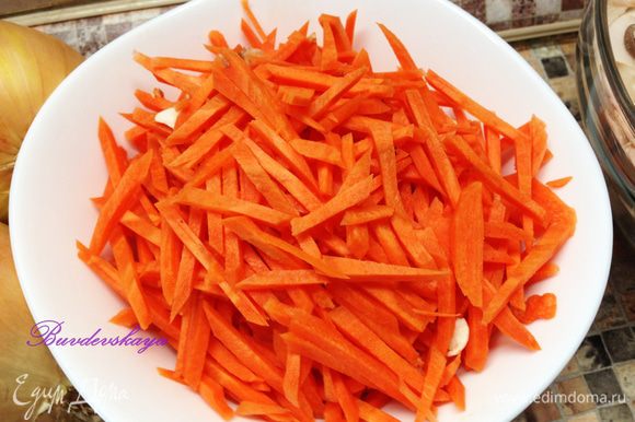 Морковь вымыть, очистить и нарезать тоненькими брусочками.