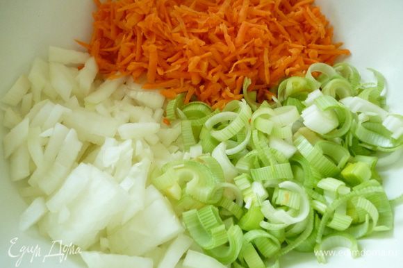 Лук порей нарезать полукольцами,репчатый лук мелким кубиком, морковь натереть на крупной терке.