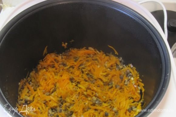 Грибы добавить к моркови и луку в чашу мультиварки, обжаривать при закрытой крышке 5-6 минут.