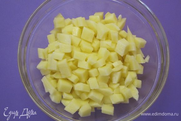 Картофель вымыть, очистить, нарезать на небольшие кубики. Я делаю такую нарезку картофеля на все супы - мне так больше нравится.