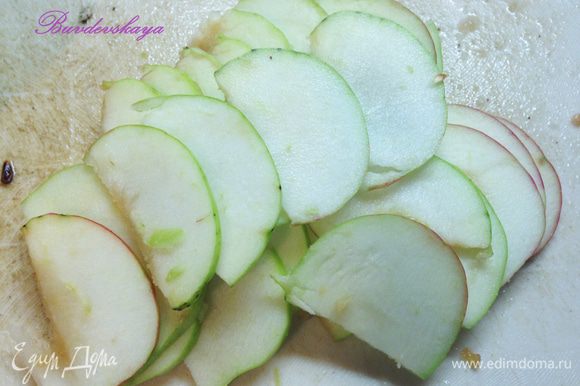 Нарезать яблоки ломтиками в кухонном комбайне, так лучше и быстрее будет выделяться сок. Если нет комбайна, разрезать яблоки минимум на 6 частей. Кожуру снимать не нужно.
