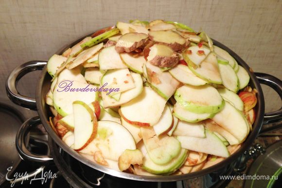 Закладываем порезанные яблоки в соковарку по уровень в верхней кастрюле (фруктовнице). Добавляем имбирь, нарезанный также ломтиками.