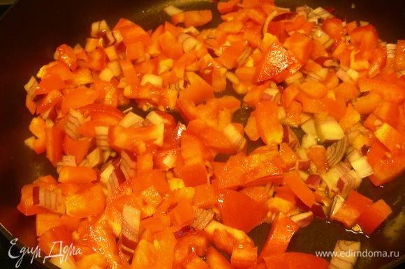 Лук, перец и помидор режем кубиками и обжариваем на растительном масле.