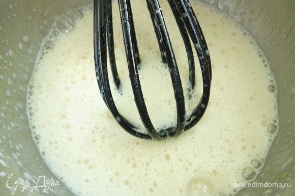 Яйца взбить с сахаром с помощью венчика до появления пенки, добавить ванилин, молоко, опять немного взбить.
