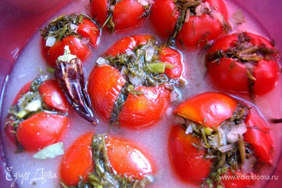 Если начинают всплывать, можно накрыть тарелкой с грузом, но не очень тяжелым, чтобы не раздавить томаты!