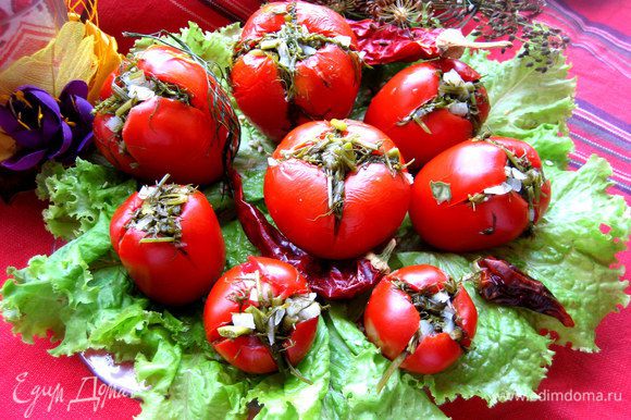 Через сутки настаивания при комнатной температуре можно пробовать малосольные помидоры и в дальнейшем хранить их уже в холодильнике.
