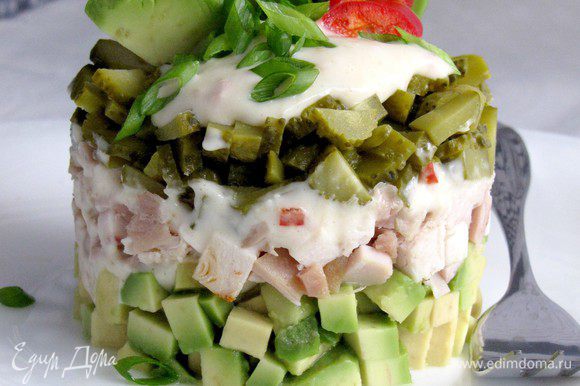 Осторожно снимаем кулинарное кольцо и украшаем салат по своему желанию. Обязательно посыпаем зеленым луком. Приятного аппетита!