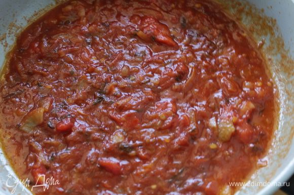 Для соуса: нарезать лук и чеснок. Обжарить немного в масле, добавить консервированные томаты (можно добавить сушеный базилик или другие травки).