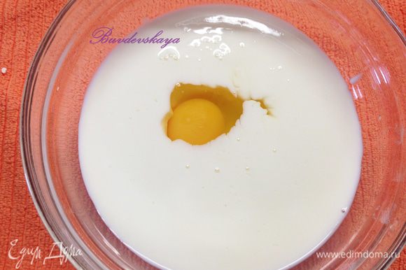 В другой миске смешать молоко, кефир и яйцо. Добавить разрыхлитель и пищевую соду.