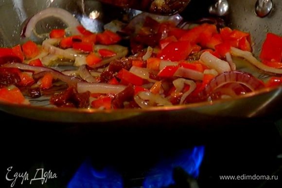 Испанский пикантный перец мелко порезать, добавить в сковороду с овощами, все перемешать.