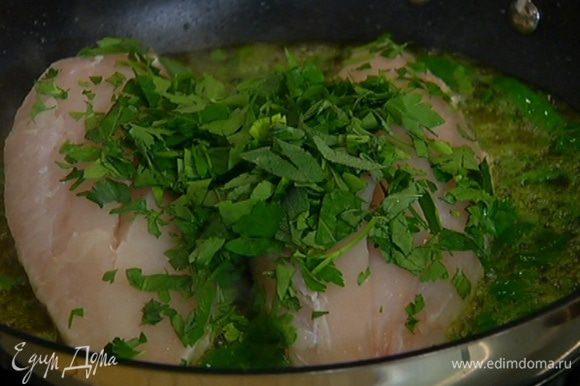 Листья петрушки, базилика и шалфея мелко порубить и добавить в сковороду к рыбе.