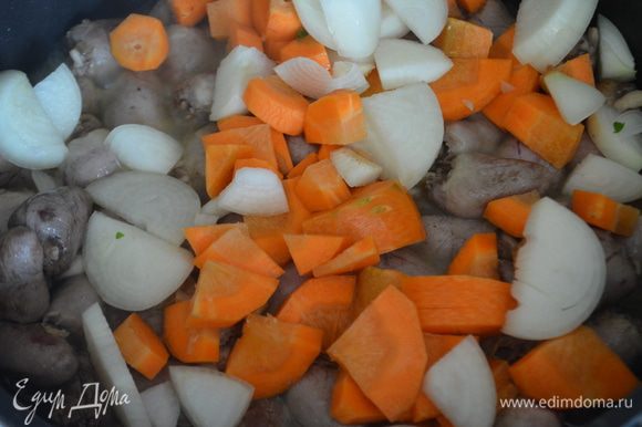 Добавляем морковь и лук и тушим еще 5–7 минут.