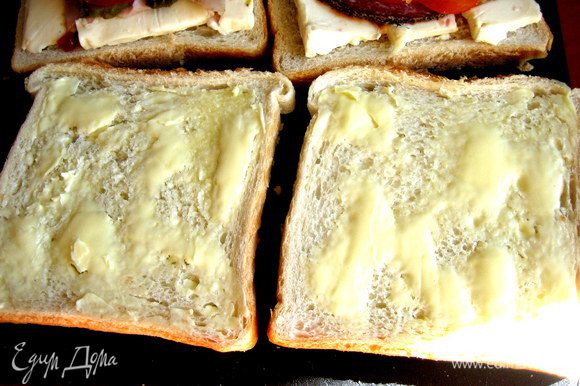 Берём ломтики хлеба, которые накроют наши бутерброды и смажем сверху сливочным маслом.