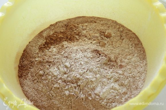 Муку просеять в миску с какао, разрыхлителем и щепоткой соли.