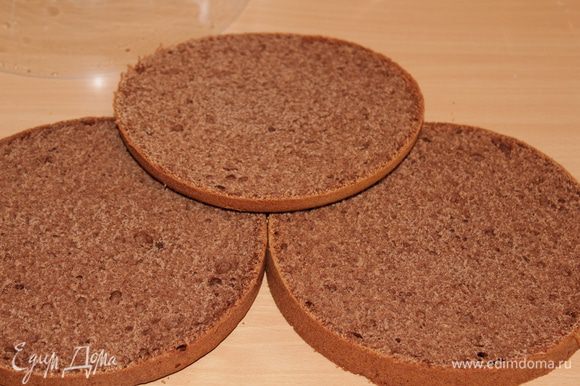 Остывший бисквит разрезать на 3-4 коржа (можно и больше).