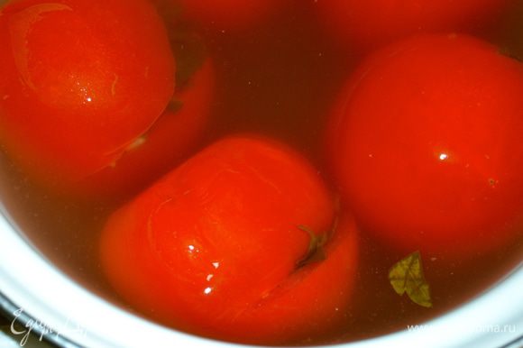 По прошествии двух дней помидоры готовы к употреблению. Я их переложила в эмалированную кастрюльку и поставила в холодильник.
