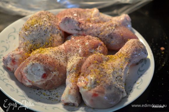 Разогреть духовку на 180 градусов. Кусочки курицы посолить и поперчить.