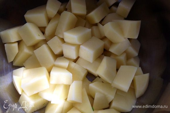 А тем временем займемся супом. Картошку очистить, вымыть и нарезать средними кубиками. Поставить варить в подсоленной воде.