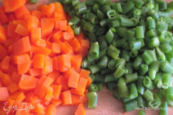 Морковь и стручковую фасоль бланшировать в кипящей подсоленной воде, мелко нарезать.