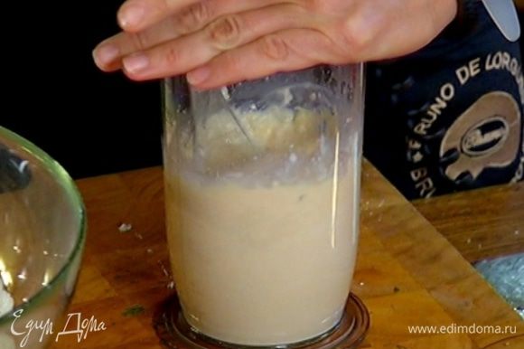 Сливочный сыр соединить с яйцом, предварительно размягченным сливочным маслом, влить немного молока и взбить миксером. Когда масса станет однородной, влить оставшееся молоко и взбить еще немного.