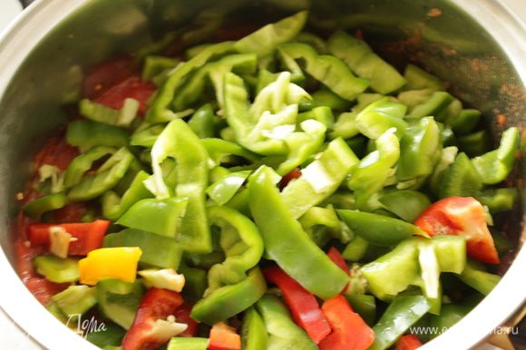 Перец нарезать соломкой и добавить в помидорки, кипятить 15 мин.