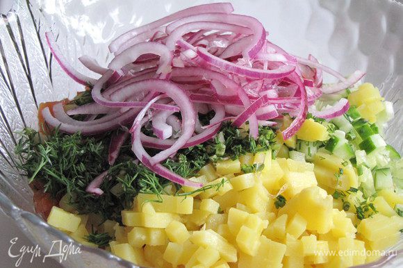 Маринованный лук отжать, добавить в салат и полить заправкой. Все аккуратно перемешать и сразу подавать.