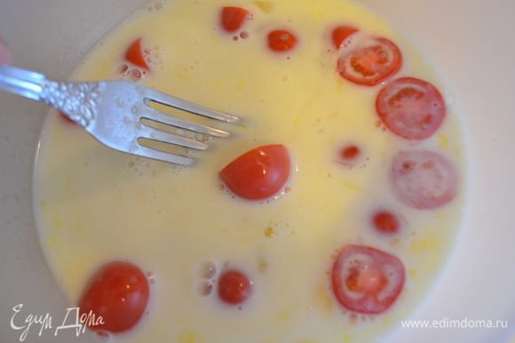 В яичную смесь ввести нарезанные на половинки черри и мелко нарубленные вяленые томаты, чуть посолить и поперчить.